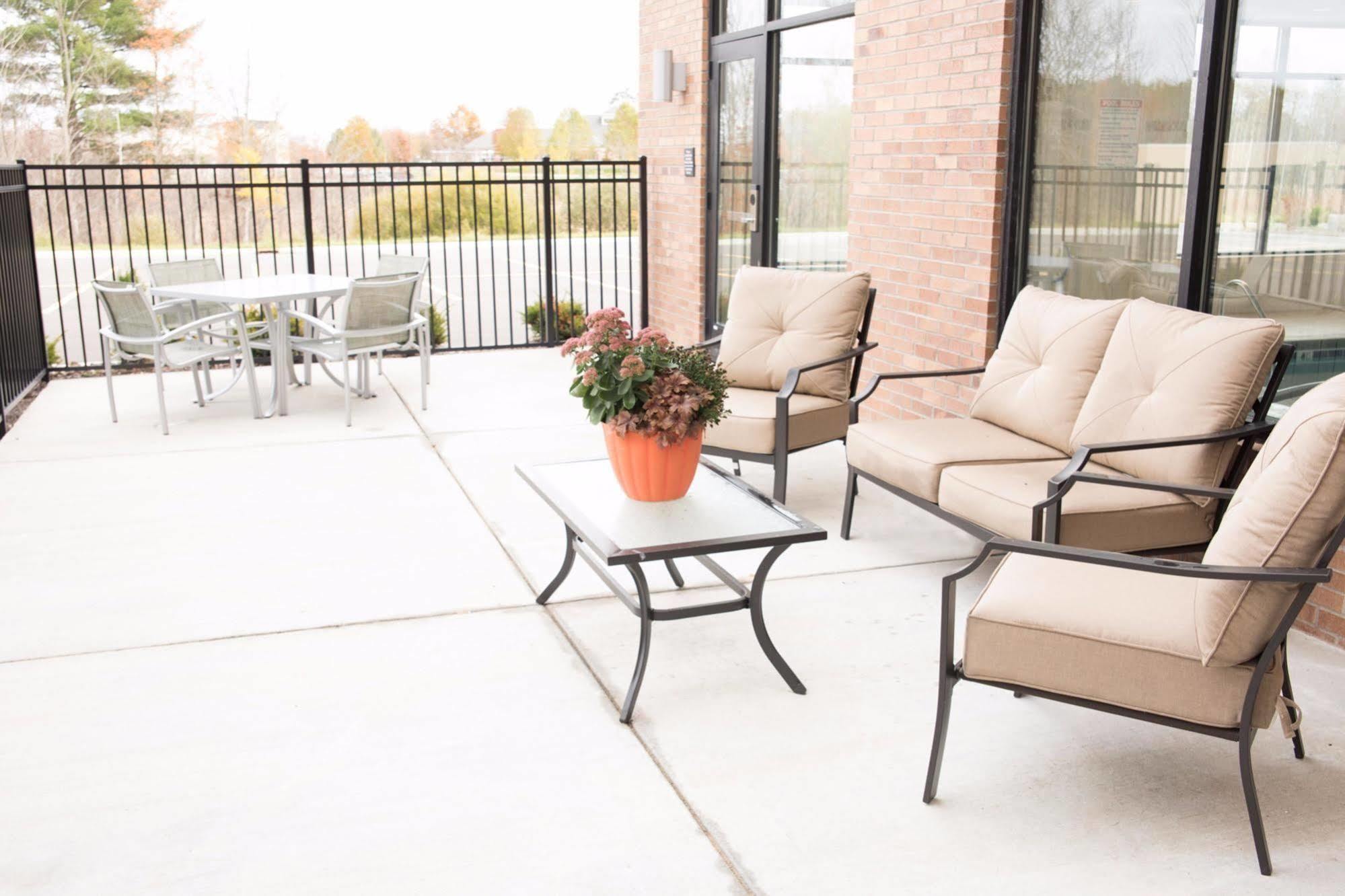 Hampton Inn & Suites Big Rapids, Mi Bagian luar foto
